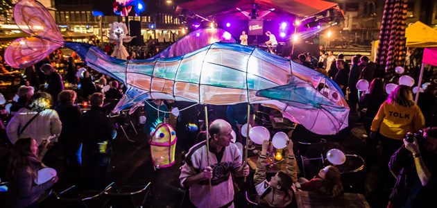 Sipke Jan Bousema opent festival voor doven en slechthorenden op Pier Scheveningen.